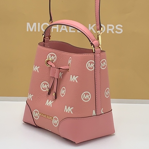 MICHAEL KORS
Mercer Small Logo Embossed Leather Bucket Bag
COLOR PRIMROSE - Picture 5 of 15